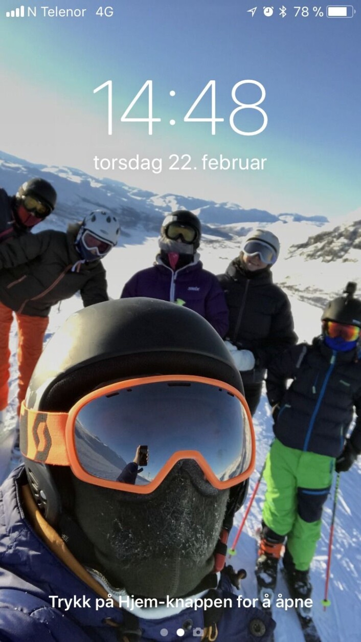 Kathrine Bjerga Tøraasen skifter ofte bakgrunnsbilder på mobilen, og velger bevisst de bildene som gjør henne glad. Dette bakgrunnsbildet viser slalåmturen hun for kort tid siden var på sammen med venner og familie. Kathrine Bjerga Tøraasen skifter ofte bakgrunnsbilder på mobilen, og velger bevisst de bildene som gjør henne glad. Dette bakgrunnsbildet viser slalåmturen hun for kort tid siden var på sammen med venner og familie.