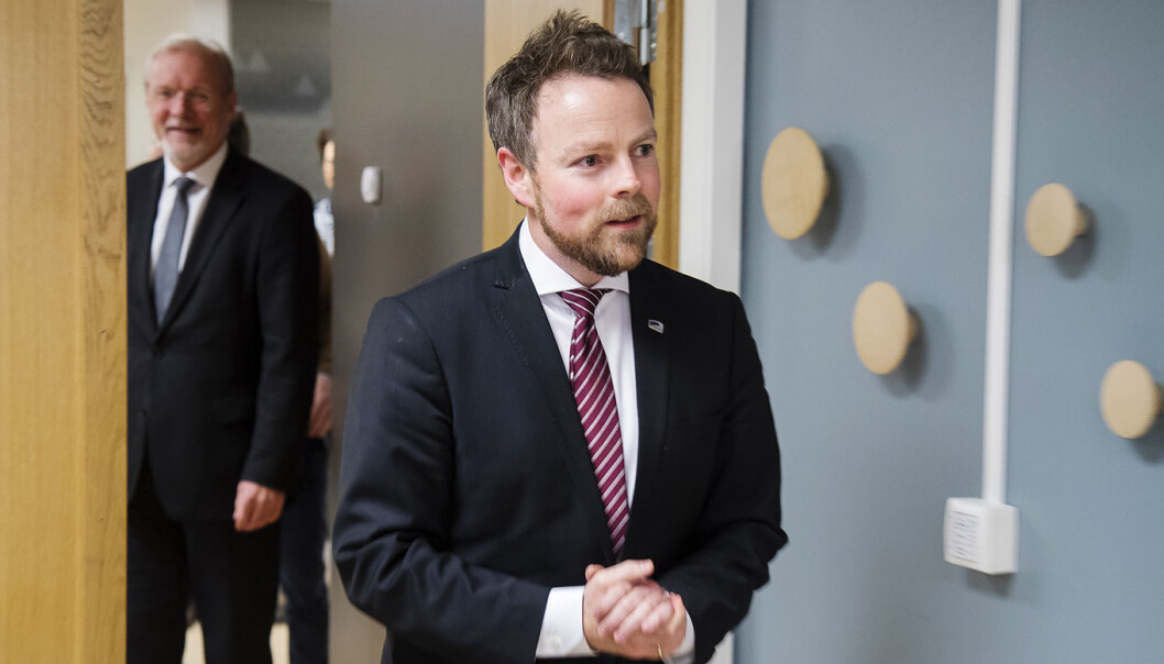 Næringsminister Torbjørn Røe Isaksen ankommer Nærings- og fiskeridepartementet da han gikk på som minister i fjor høst.
Foto: Heiko Junge / NTB scanpix Næringsminister Torbjørn Røe Isaksen ankommer Nærings- og fiskeridepartementet da han gikk på som minister i fjor høst.
Foto: Heiko Junge / NTB scanpix