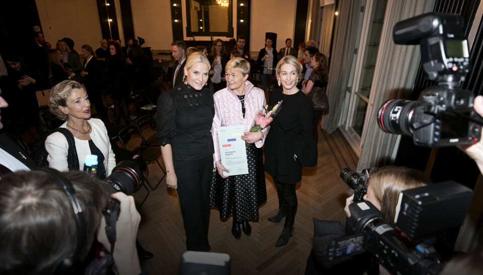 N2 Applied-gründer Grete Sønsteby, flankert av Kronprinsesse Mette-Marit og Anita Krohn Traaseth under utdelingen av 'Årets kvinnelige teknologigründer' i New York.