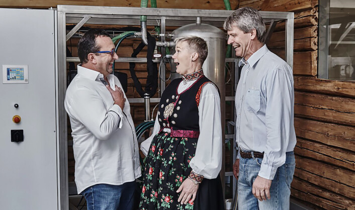 Prototyp: Den første utgaven av N2 Applieds plasmareaktor. F.v. Ferdinand Stempfer (SBI GmbH), Grete Sønsteby (N2 Applied) og Rune Ingels (N2 Applied). Foto: N2 Applied. Prototyp: Den første utgaven av N2 Applieds plasmareaktor. F.v. Ferdinand Stempfer (SBI GmbH), Grete Sønsteby (N2 Applied) og Rune Ingels (N2 Applied). Foto: N2 Applied.