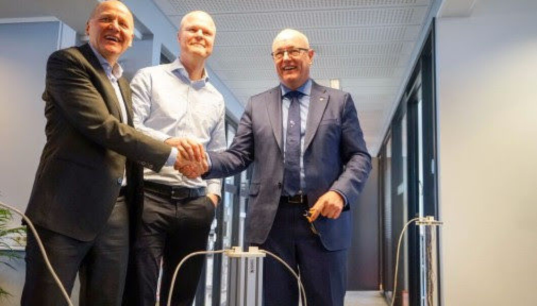Konsernsjef Sigve Brekke (t.v.) åpnet IoT-laben i Trondheim sammen med Thomas Ulleberg, daglig leder for Wireless Trondheim, og Gunnar Bovim, rektor ved NTNU. Foto: Telenor Konsernsjef Sigve Brekke (t.v.) åpnet IoT-laben i Trondheim sammen med Thomas Ulleberg, daglig leder for Wireless Trondheim, og Gunnar Bovim, rektor ved NTNU. Foto: Telenor