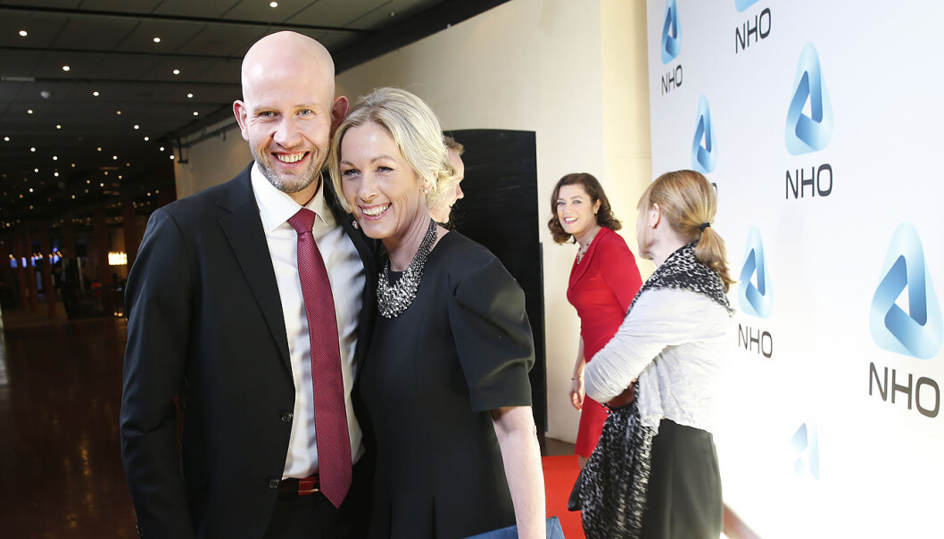 God stemning mellom daværende olje- og energiminister Tord Lien og Innovasjon Norge-sjef Anita Krohn Traaseth under NHOs årskonferanse i 2016.
I bakgrunnen NHO-sjef Kristin Skogen Lund.
Foto: Vidar Ruud / NTB scanpix God stemning mellom daværende olje- og energiminister Tord Lien og Innovasjon Norge-sjef Anita Krohn Traaseth under NHOs årskonferanse i 2016.
I bakgrunnen NHO-sjef Kristin Skogen Lund.
Foto: Vidar Ruud / NTB scanpix