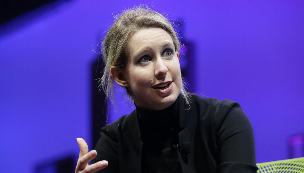 Elizabeth Holmes og resten av Theranos har blitt tiltalt for grovt bedrageri. I 2016 ble det kjent at Theranos har løyet for investorer og andre som var interesserte i selskapets innovasjon, om hva selskapet faktisk kunne utrette. Foto: AP Photo/Jeff Chiu, File) Elizabeth Holmes og resten av Theranos har blitt tiltalt for grovt bedrageri. I 2016 ble det kjent at Theranos har løyet for investorer og andre som var interesserte i selskapets innovasjon, om hva selskapet faktisk kunne utrette. Foto: AP Photo/Jeff Chiu, File)