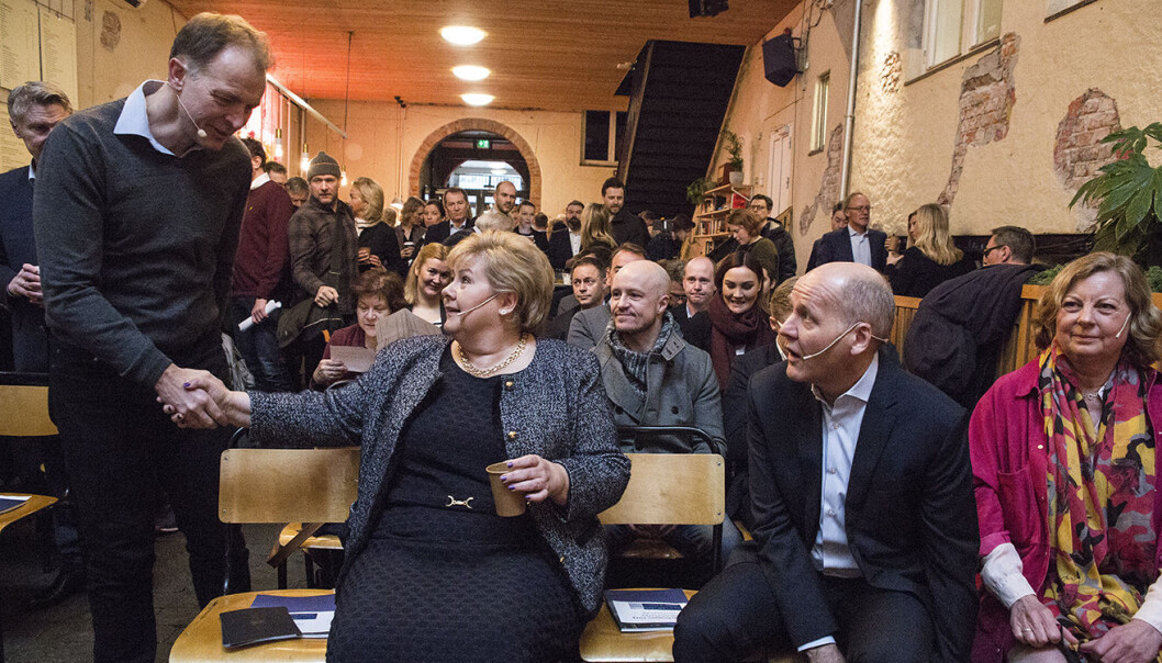 Per Einar Dybvik ved StartupLab hilser på statsminister Erna Solberg på Mesh, da Sigve Brekke og Berit Svendsen i Telenor inviterte til debatt om fremtidssamfunnet. Foto: Per-Ivar Nikolaisen Per Einar Dybvik ved StartupLab hilser på statsminister Erna Solberg på Mesh, da Sigve Brekke og Berit Svendsen i Telenor inviterte til debatt om fremtidssamfunnet. Foto: Per-Ivar Nikolaisen