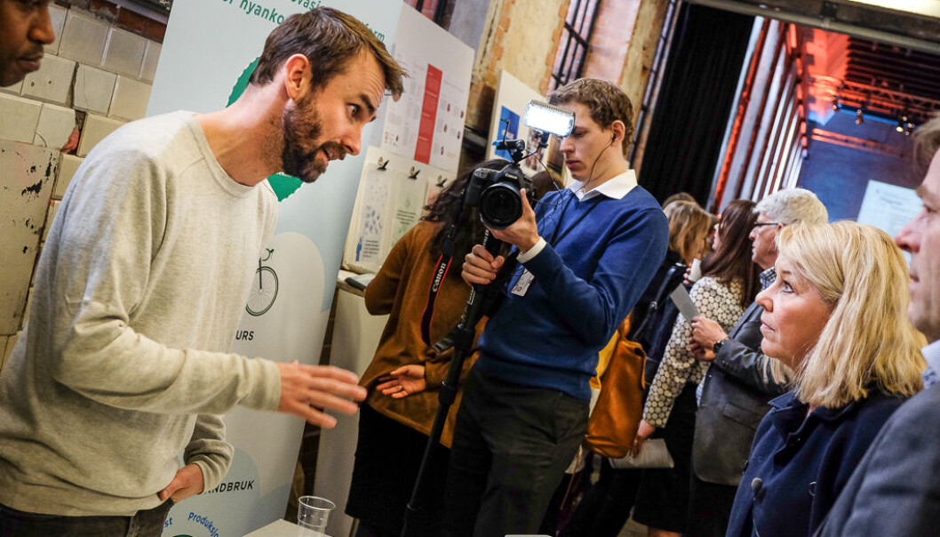 Kristoffer Dybvik vil med DIT-prosjektet skape framtidsrettede og bærekraftige arbeidsplasser. Her med kommunal- og moderniseringsminister Monica Mæland i DOGAs lokaler. Foto: Vilde Mebust Erichsen Kristoffer Dybvik vil med DIT-prosjektet skape framtidsrettede og bærekraftige arbeidsplasser. Her med kommunal- og moderniseringsminister Monica Mæland i DOGAs lokaler. Foto: Vilde Mebust Erichsen