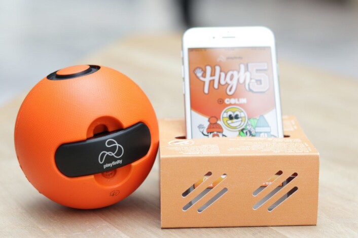 Playfinity-ballen har en puck med en rekke sensorer, som kobles til en spill-app på mobiltelefonen. Foto: Kine Torp Ellingsen Playfinity-ballen har en puck med en rekke sensorer, som kobles til en spill-app på mobiltelefonen. Foto: Kine Torp Ellingsen