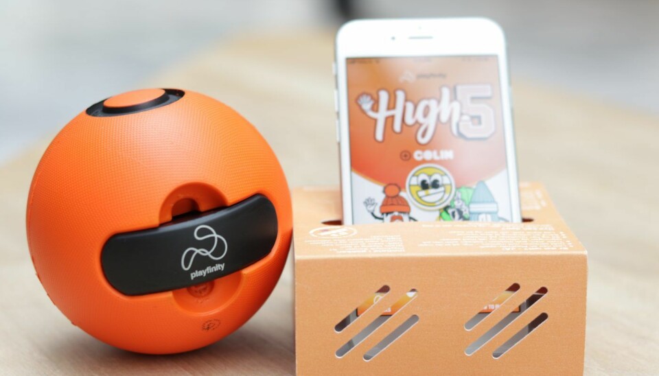 Playfinity-ballen har en puck med en rekke sensorer, som kobles til en spill-app på mobiltelefonen.