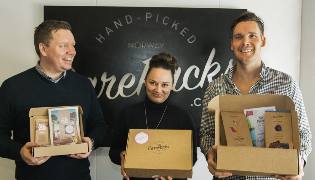 Gründer og CEO Stig Ola Johansen, gründer May-Rita Kappfjell og CFO og investor Bjørn Kristian Stadheim viser frem ulike CarePacks-pakker abonnenter kan få i posten. Gründerne Tonje Elise Nordgård og Ezinne Okparaebo var ikke til stede da bildet ble tatt. Foto: Benedicte Tandsæther-Andersen Gründer og CEO Stig Ola Johansen, gründer May-Rita Kappfjell og CFO og investor Bjørn Kristian Stadheim viser frem ulike CarePacks-pakker abonnenter kan få i posten. Gründerne Tonje Elise Nordgård og Ezinne Okparaebo var ikke til stede da bildet ble tatt. Foto: Benedicte Tandsæther-Andersen