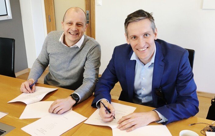 Pål Reinert Bredvei i Documaster og Christian Melby i Summa Equita signerer i forbindelse med storemisjonen i fjor. Foto: Documaster Pål Reinert Bredvei i Documaster og Christian Melby i Summa Equita signerer i forbindelse med storemisjonen i fjor. Foto: Documaster