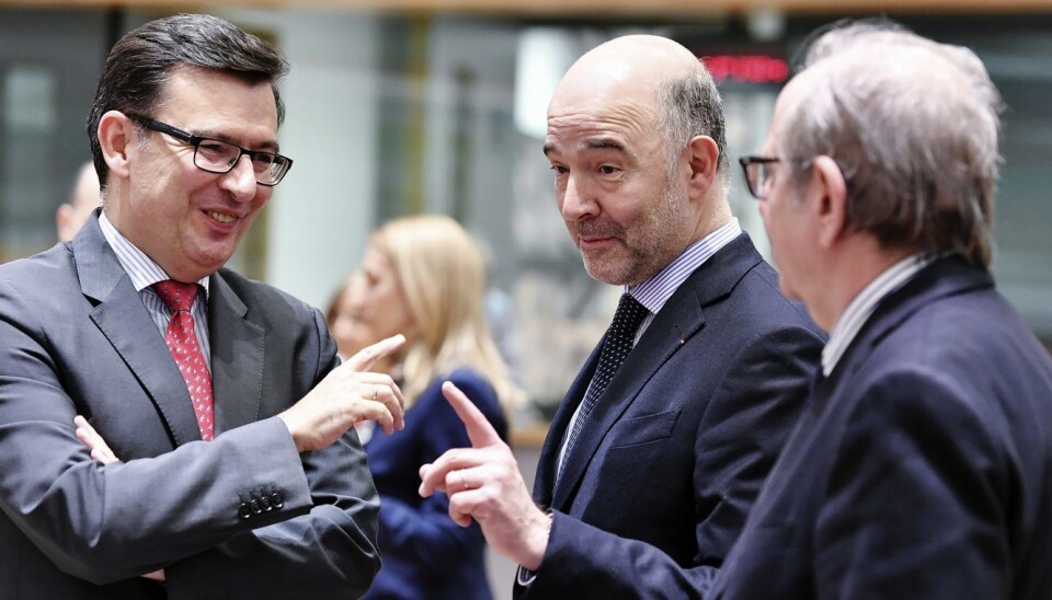 Den spanske nærings-
og konkurranseministeren Roman Escolano (i midten), snakker med EU-kommisær for økonomi og finans, Pierre Moscovici. Foto: AP Photo/Geert Vanden Wijngaert