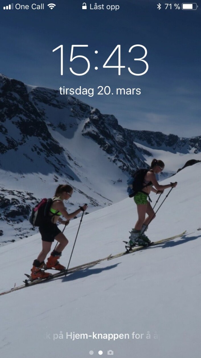 Nykkelmos døtre klatrer i fjellsiden på en skitur. Nykkelmos døtre klatrer i fjellsiden på en skitur.