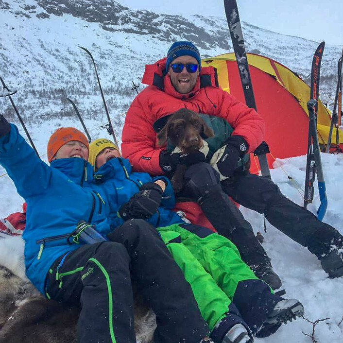 Ut på tur, aldri sur: Pappa Terje Tveitdal, Andreas Tveitdal (9), Fredrik Tveitdal (7) og familiehunden Frøya. Foto: Privat Ut på tur, aldri sur: Pappa Terje Tveitdal, Andreas Tveitdal (9), Fredrik Tveitdal (7) og familiehunden Frøya. Foto: Privat