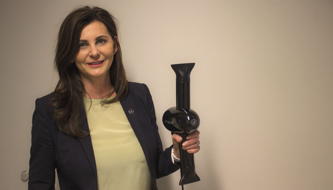 Dual Air-gründeren Vigdis Marthinsen med hårføneren som skal gjøre arbeidshverdagen lettere for frisører. Foto: Dual Air Dual Air-gründeren Vigdis Marthinsen med hårføneren som skal gjøre arbeidshverdagen lettere for frisører. Foto: Dual Air