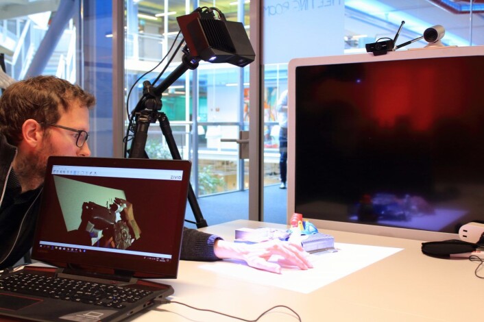 Schumann-Olsen viser hvordan Zivids 3D-kamera fungerer i praksis. Foto: Johannes Jakobsen Schumann-Olsen viser hvordan Zivids 3D-kamera fungerer i praksis. Foto: Johannes Jakobsen