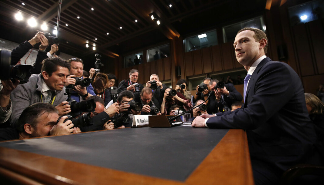 Facebook-sjef Mark Zuckerberg (t.h.), her fra en høring hos kongressen. Foto: AP, Alex Brandon
