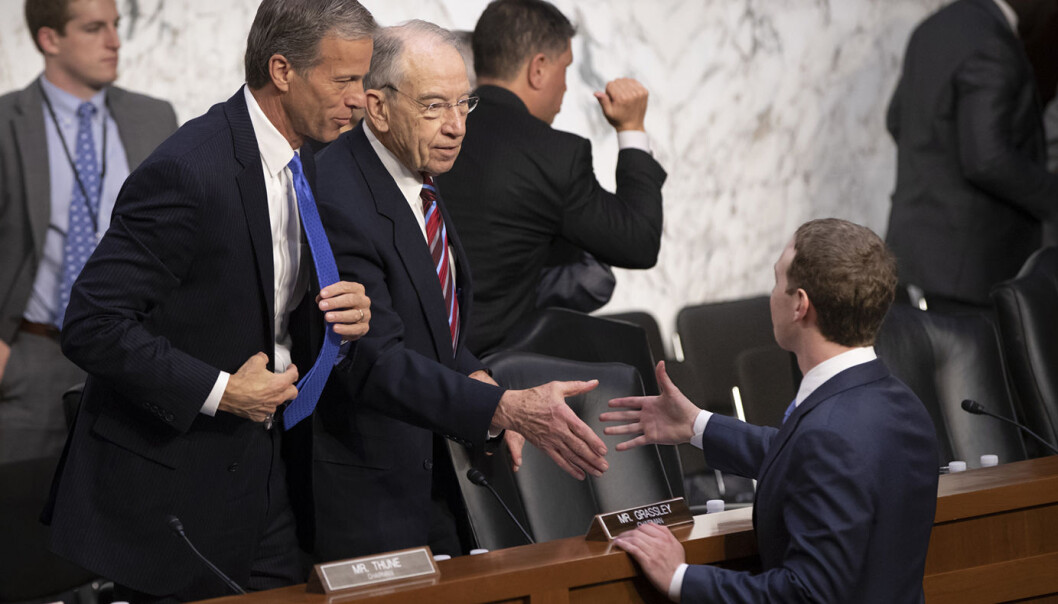 Senate Commerce, Science, and Transportation Committee Chairman John Thune, R-S.D. (t.v.) og Senate Judiciary Committee Chairman Chuck Grassley, R-Iowa, hilser på Facebook CEO Mark Zuckerberg (t.h.) etter høringen i kongressen. Foto: AP/J. Scott Applewhite Senate Commerce, Science, and Transportation Committee Chairman John Thune, R-S.D. (t.v.) og Senate Judiciary Committee Chairman Chuck Grassley, R-Iowa, hilser på Facebook CEO Mark Zuckerberg (t.h.) etter høringen i kongressen. Foto: AP/J. Scott Applewhite