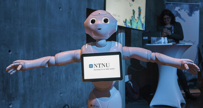 Pepper, en robot som blant annet blir brukt som "skall" for NTNU-studenter som utvikler programvare til ham -- danset, sang og spilte luftgitar for Shifters journalister. Foto: Benedicte Tandsæther-Andersen Pepper, en robot som blant annet blir brukt som "skall" for NTNU-studenter som utvikler programvare til ham -- danset, sang og spilte luftgitar for Shifters journalister. Foto: Benedicte Tandsæther-Andersen