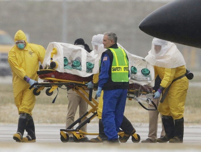 Smittefarlige pasienter ble fraktet i et lite "telt" under Ebola-krisen. Foto: AP/Nati Harnik Smittefarlige pasienter ble fraktet i et lite "telt" under Ebola-krisen. Foto: AP/Nati Harnik