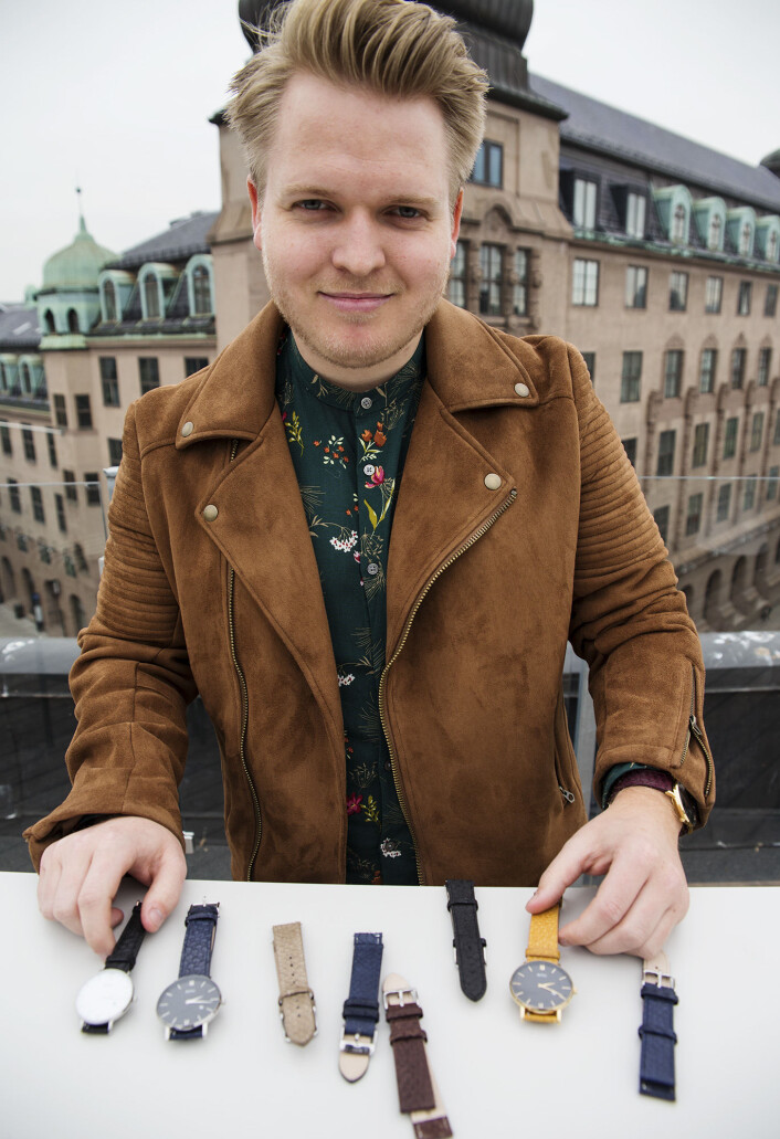 Paal Friele Grung med et utvalg av de klassiske klokkene han hittil har solgt via crowdfunding. Foto: Per-Ivar Nikolaisen Paal Friele Grung med et utvalg av de klassiske klokkene han hittil har solgt via crowdfunding. Foto: Per-Ivar Nikolaisen