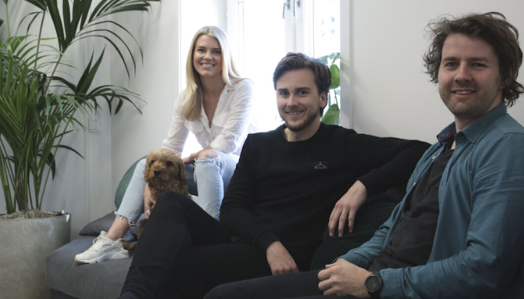 Tine Karlsen (daglig leder), hunden Noah, Fredrik Evjen Ekli (produktleder) og
Nicolay Thafvelin (teknisk leder) i Vev. Foto: Vev Tine Karlsen (daglig leder), hunden Noah, Fredrik Evjen Ekli (produktleder) og
Nicolay Thafvelin (teknisk leder) i Vev. Foto: Vev