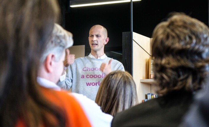Gründer Andreas Slettvoll i klima-startupen Chooose fikk fem minutter på scenen under SNÖ Ventures investor-arrangement. Foto: Vilde Mebust Erichsen Gründer Andreas Slettvoll i klima-startupen Chooose fikk fem minutter på scenen under SNÖ Ventures investor-arrangement. Foto: Vilde Mebust Erichsen