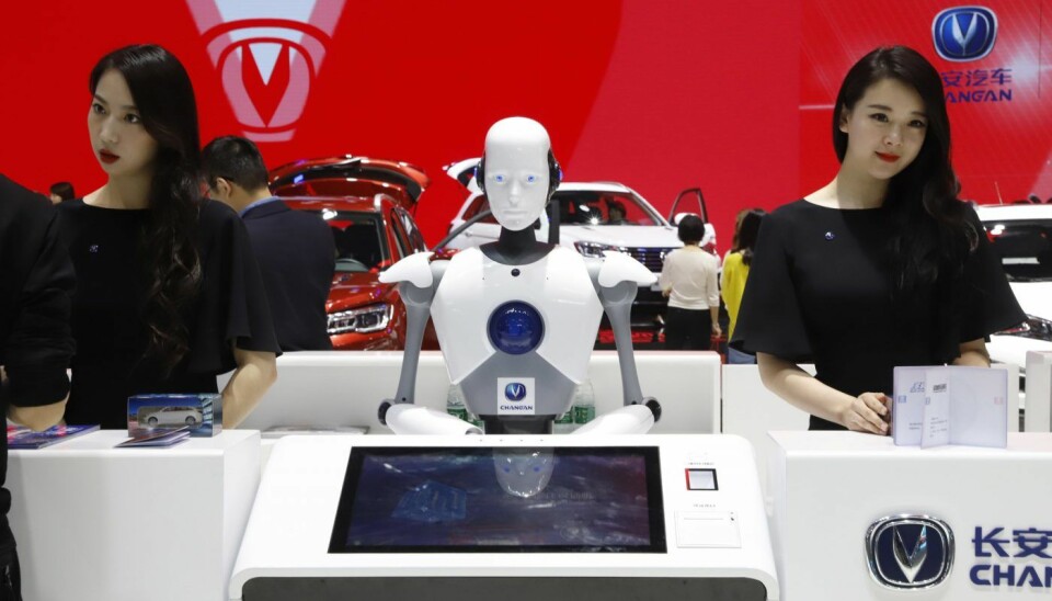 Robot til hjelp i resepsjonen under Auto China 2018. Foto: AP Photo/Ng Han Guan