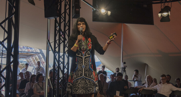 Beena Ammanath, fotografert mens hun holdt sitt innlegg om AI og menneskelighet, på dag to av Katapult Future Fest. Foto: Benedicte Tandsæther-Andersen Beena Ammanath, fotografert mens hun holdt sitt innlegg om AI og menneskelighet, på dag to av Katapult Future Fest. Foto: Benedicte Tandsæther-Andersen