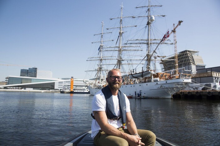 Sindre Østgård, tidligere Schibsted og Discovery, er en av "kapteinene" på EntrepreneurShipOne, og sammen med Marcus Devold Soknes tok han med Shifter for å ta en kikk på Christian Radich fra sjøsiden denne uken. Sindre Østgård, tidligere Schibsted og Discovery, er en av "kapteinene" på EntrepreneurShipOne, og sammen med Marcus Devold Soknes tok han med Shifter for å ta en kikk på Christian Radich fra sjøsiden denne uken.