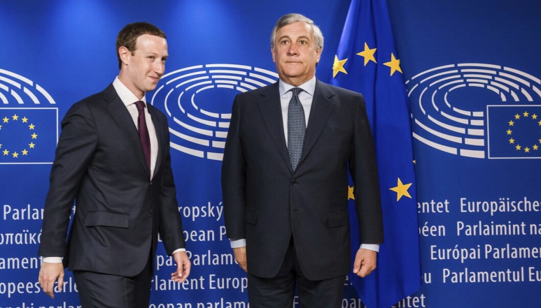 Presidenten i EU-parlamentet, Antonio Tajani, tok i mot Mark Zuckerberg til høring. Foto: AP Photo/Geert Vanden Wijngaert Presidenten i EU-parlamentet, Antonio Tajani, tok i mot Mark Zuckerberg til høring. Foto: AP Photo/Geert Vanden Wijngaert