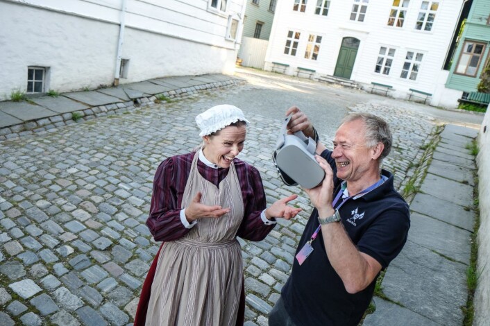 Formidler Berit Eggen Solstad og gründer Per Kristian Orset før opptak på Gamle Bergen Museum. Foto: Vilde Mebust Erichsen Formidler Berit Eggen Solstad og gründer Per Kristian Orset før opptak på Gamle Bergen Museum. Foto: Vilde Mebust Erichsen