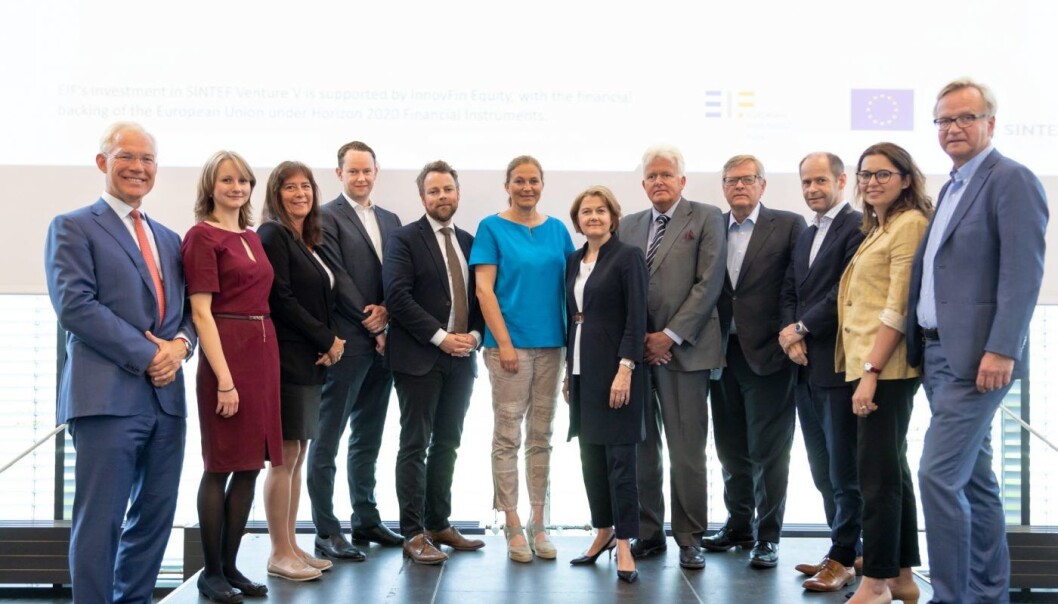 Fra venstre: Konsernsjef Sverre Thornes i KLP, Policy Officer Katerina Kokesova fra EUkommisjonen, adm. dir. Unn Dehlen fra Gjensidigestiftelsen, porteføljeforvalter Kyrre Lindquist fra Gjensidigestiftelsen, næringsminister Torbjørn Røe Isaksen, konsernsjef Alexandra Bech Gjørv i SINTEF, generalsekretær Maria Leander i EIF (European Investment Fund), daglig leder Reidar Stokke i SpareBank1 SMN Invest, konserndirektør Terje Andersen fra Orkla Investments, porteføljeforvalter Robert Meisingset fra MP Pensjon, investeringssjef Nur Ozdemir fra EIF, adm. dir. Anders Lian i SINTEF TTO / SINTEF Venture (Foto: SINTEF/Thor Nielsen) Fra venstre: Konsernsjef Sverre Thornes i KLP, Policy Officer Katerina Kokesova fra EUkommisjonen, adm. dir. Unn Dehlen fra Gjensidigestiftelsen, porteføljeforvalter Kyrre Lindquist fra Gjensidigestiftelsen, næringsminister Torbjørn Røe Isaksen, konsernsjef Alexandra Bech Gjørv i SINTEF, generalsekretær Maria Leander i EIF (European Investment Fund), daglig leder Reidar Stokke i SpareBank1 SMN Invest, konserndirektør Terje Andersen fra Orkla Investments, porteføljeforvalter Robert Meisingset fra MP Pensjon, investeringssjef Nur Ozdemir fra EIF, adm. dir. Anders Lian i SINTEF TTO / SINTEF Venture (Foto: SINTEF/Thor Nielsen)