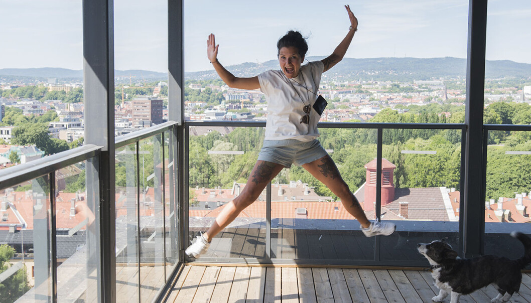 Senta-Rebecca Lürssen er den nye -- og hoppende -- lederen for TSV (Tøyen Startup Village). Corgi'en Wilma -- som tilhører en venn av Lürssen, og som visstnok har vært gammel hele livet -- avsto fra å hoppe for fotografen. Foto: Benedicte Tandsæther-Andersen Senta-Rebecca Lürssen er den nye -- og hoppende -- lederen for TSV (Tøyen Startup Village). Corgi'en Wilma -- som tilhører en venn av Lürssen, og som visstnok har vært gammel hele livet -- avsto fra å hoppe for fotografen. Foto: Benedicte Tandsæther-Andersen
