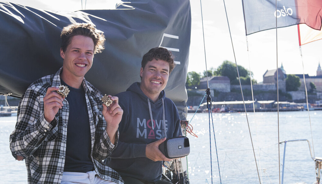 Eirik Wahlstrøm og Harald Manheim (MovieMask) vil satse på AR-teknologi, og brukte blant annet tiden på #EntrepreneurShipOne-seilbåten til å vise Shifters journalist hvordan MovieMasks AR fungerer. Foto: Benedicte Tandsæther-Andersen Eirik Wahlstrøm og Harald Manheim (MovieMask) vil satse på AR-teknologi, og brukte blant annet tiden på #EntrepreneurShipOne-seilbåten til å vise Shifters journalist hvordan MovieMasks AR fungerer. Foto: Benedicte Tandsæther-Andersen