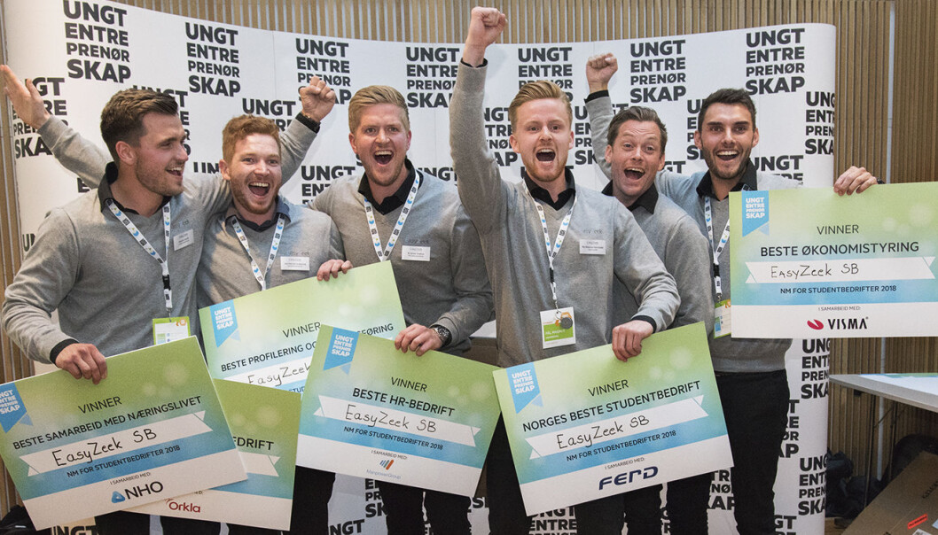 EasyZeek med de totalt seks prisene startupen vant under Ungt Entreprenørskaps NM for studentbedrifter. Foto: Benedicte Tandsæther-Andersen EasyZeek med de totalt seks prisene startupen vant under Ungt Entreprenørskaps NM for studentbedrifter. Foto: Benedicte Tandsæther-Andersen