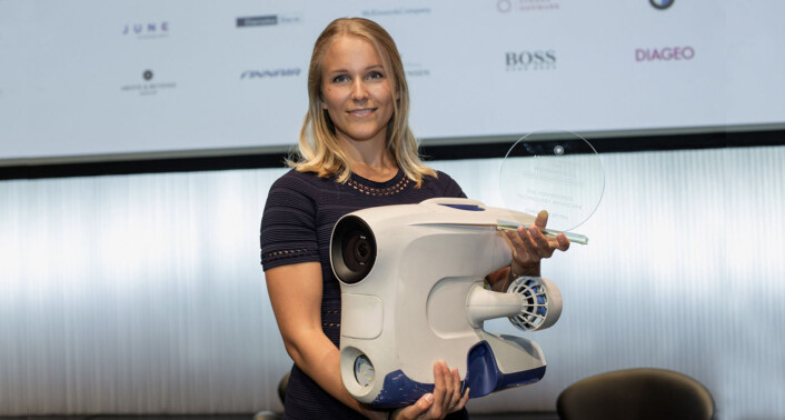 Christine Spiten, fotografert med undervannsdronen og Womenomics-prisen hun ble tildelt i mai. Foto: Womenomics Christine Spiten, fotografert med undervannsdronen og Womenomics-prisen hun ble tildelt i mai. Foto: Womenomics