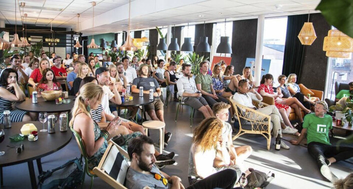 Det var ikke mye ledig plass på Folk da Empower hadde kick-off, og for anledningen arrangerte et innendørs "beach party". Foto: Empower Det var ikke mye ledig plass på Folk da Empower hadde kick-off, og for anledningen arrangerte et innendørs "beach party". Foto: Empower
