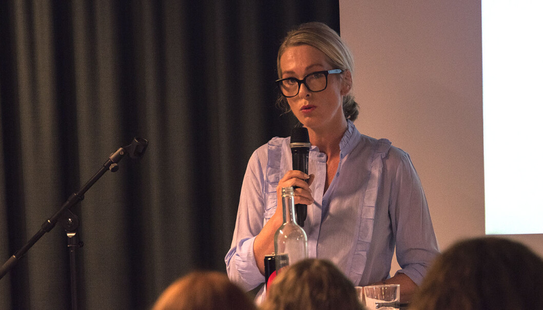 Anita Krohn Traaseth holdt flere innlegg fra scenen, og deltok også i diskusjonen ved et av bordene. Foto: Benedicte Tandsæther-Andersen Anita Krohn Traaseth holdt flere innlegg fra scenen, og deltok også i diskusjonen ved et av bordene. Foto: Benedicte Tandsæther-Andersen