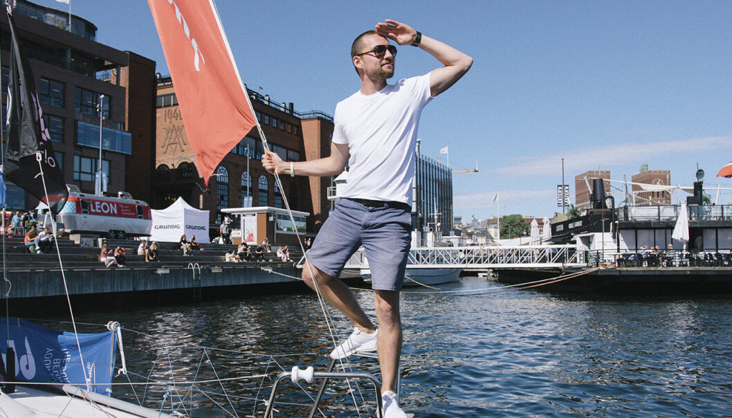Daniel Caetanya Fossum i baugen på #EntrepreneurShipOne, som under intervjuet ble brukt som Shifters midlertidige kontor. Foto: Benedicte Tandsæther-Andersen Daniel Caetanya Fossum i baugen på #EntrepreneurShipOne, som under intervjuet ble brukt som Shifters midlertidige kontor. Foto: Benedicte Tandsæther-Andersen