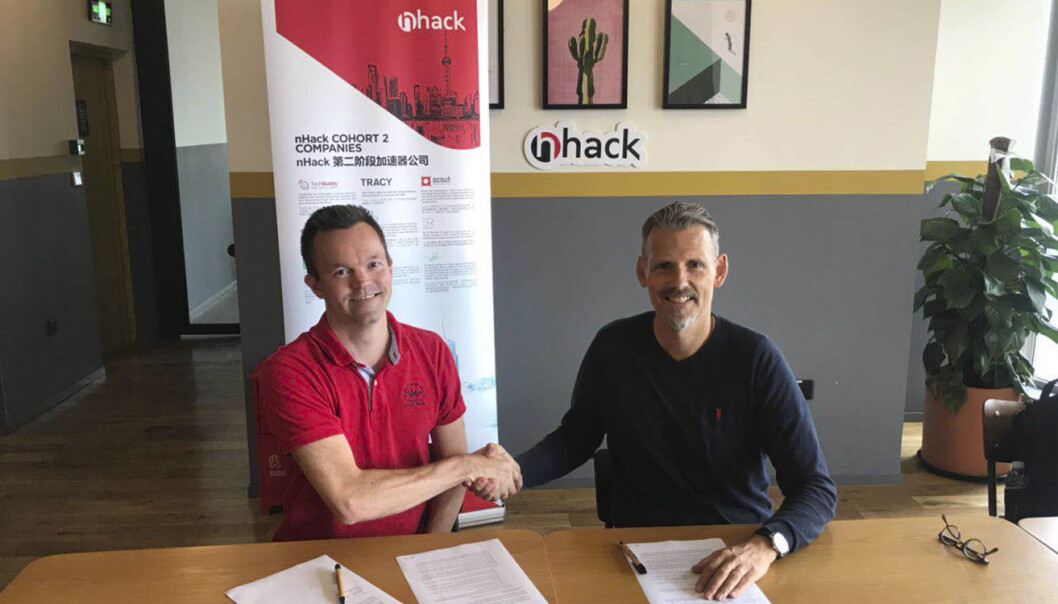 Nicolai Husteli fra Scout Drone Inspection og Chris Rynning fra nHack signerer emisjonsavtalen. Foto: Scout Drone Inspection / nHack Nicolai Husteli fra Scout Drone Inspection og Chris Rynning fra nHack signerer emisjonsavtalen. Foto: Scout Drone Inspection / nHack