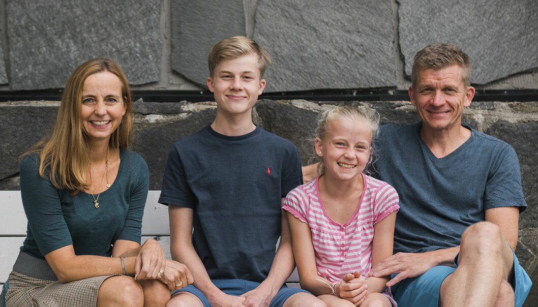 Familien Skaug, fra venstre til høyre: Hege Resvoll Skaug, William og Wiona, og Bent Erik Skaug. Foto: Benedicte Tandsæther-Andersen