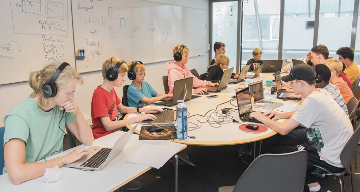 Alle øyne var rettet mot skjermene da Shifters journalist kom på besøk, og guttene viste stort sett svært lite interesse for muligheten til å komme i avisen. Foto: Benedicte Tandsæther-Andersen Alle øyne var rettet mot skjermene da Shifters journalist kom på besøk, og guttene viste stort sett svært lite interesse for muligheten til å komme i avisen. Foto: Benedicte Tandsæther-Andersen