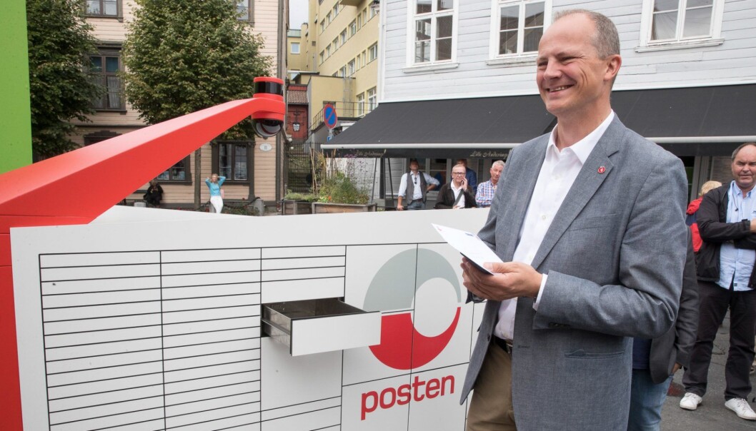 Arendal 20180814.
Samferdselsminister Ketil Solvik Olsen får det første brevet fra Postens Brev og pakke robot.
Foto: Terje Pedersen / NTB scanpix Arendal 20180814.
Samferdselsminister Ketil Solvik Olsen får det første brevet fra Postens Brev og pakke robot.
Foto: Terje Pedersen / NTB scanpix