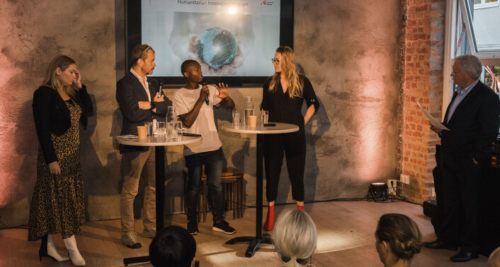 Olivier Mukuta (Vipicash) svarer på et av konferansier Christian Borch sine spørsmål, mens (fra venstre til høyre) Marit Glad (sjef for utviklingsprosjekter og innovasjonseenheten hos Flyktninghjelpen), Lars André Skari (utenlandssjef for Røde Kors) og Thea Sommerseth Myhren (Diwala) hører på. Foto: Benedicte Tandsæther-Andersen Olivier Mukuta (Vipicash) svarer på et av konferansier Christian Borch sine spørsmål, mens (fra venstre til høyre) Marit Glad (sjef for utviklingsprosjekter og innovasjonseenheten hos Flyktninghjelpen), Lars André Skari (utenlandssjef for Røde Kors) og Thea Sommerseth Myhren (Diwala) hører på. Foto: Benedicte Tandsæther-Andersen