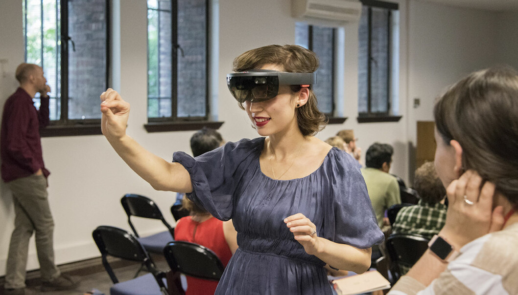 En kvinne prøver en demo-utgave av Microsoft HoloLens AR, da teknologien ble demonstrert på Penn Museum i USA. Foto: Penn Libraries- TRL / Flickr