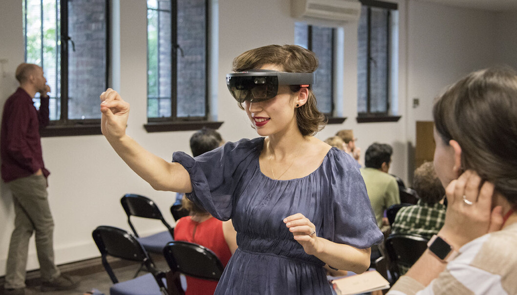 En kvinne prøver en demo-utgave av Microsoft HoloLens AR, da teknologien ble demonstrert på Penn Museum i USA. Foto: Penn Libraries- TRL / Flickr En kvinne prøver en demo-utgave av Microsoft HoloLens AR, da teknologien ble demonstrert på Penn Museum i USA. Foto: Penn Libraries- TRL / Flickr
