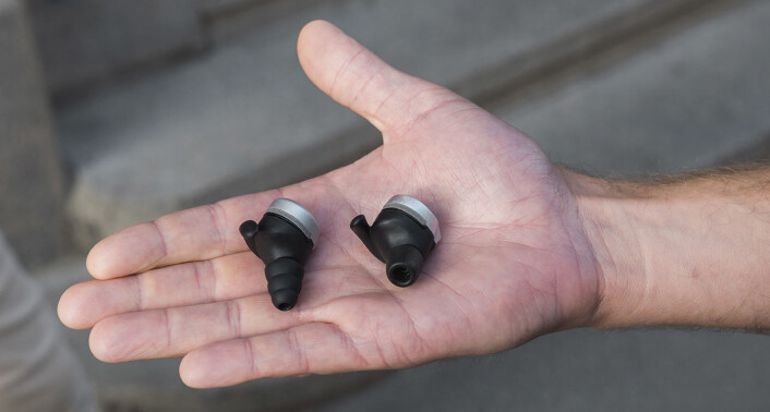 De første prototypene på hørselsvern fra SAE Hearing. Utformingen på proppene er under utprøvning, blant annet for å bedre komforten ved langvarig bruk. Foto: Benedicte Tandsæther-Andersen De første prototypene på hørselsvern fra SAE Hearing. Utformingen på proppene er under utprøvning, blant annet for å bedre komforten ved langvarig bruk. Foto: Benedicte Tandsæther-Andersen