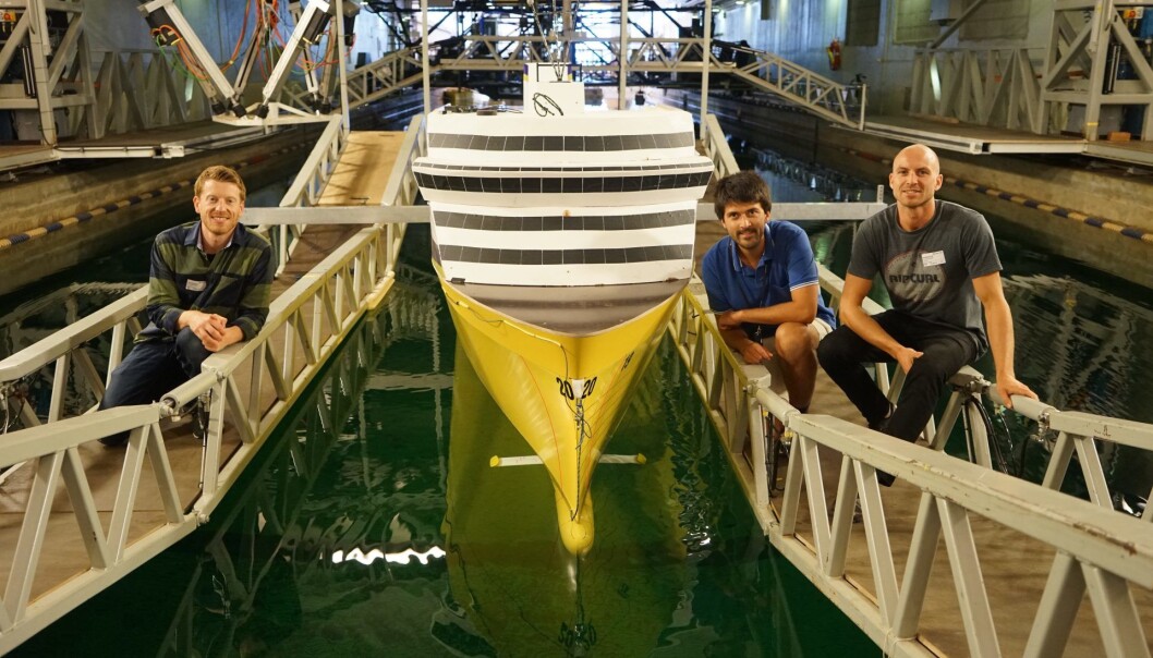 Wavefoil-gründerne (fra venstre) Eirik Bøckmann, Audun Yrke og Erlend Vastveit har gjennomført vellykkede modellforsøk i samarbeid med Havyard og Havila Kystruten hos SINTEF Ocean. Nå vil de folkefinansiere neste steg: fullskala pilottesting. Foto: Mona Sprenger Wavefoil-gründerne (fra venstre) Eirik Bøckmann, Audun Yrke og Erlend Vastveit har gjennomført vellykkede modellforsøk i samarbeid med Havyard og Havila Kystruten hos SINTEF Ocean. Nå vil de folkefinansiere neste steg: fullskala pilottesting. Foto: Mona Sprenger