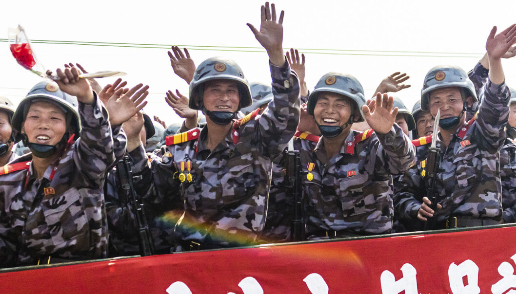 Blide, nordkoreanske soldater vinker til publikum under en militærparade i Pyongyang, Nord Korea. Foto: Alejandro Montes García / Flickr Blide, nordkoreanske soldater vinker til publikum under en militærparade i Pyongyang, Nord Korea. Foto: Alejandro Montes García / Flickr