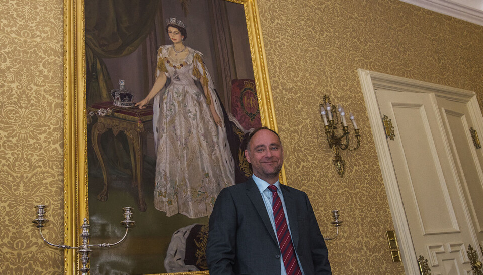 Et ungdommelig maleri av dronning Elizabeth II henger på veggen i den britiske ambassadeboligen Richard Wood flyttet inn i for noen uker siden. Foto: Benedicte Tandsæther-Andersen