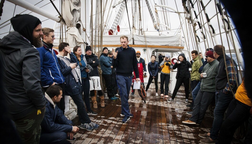 Samling på dekk, før vinden begynner å ta seg opp på XVoyage. Foto: Maria Amelie Samling på dekk, før vinden begynner å ta seg opp på XVoyage. Foto: Maria Amelie